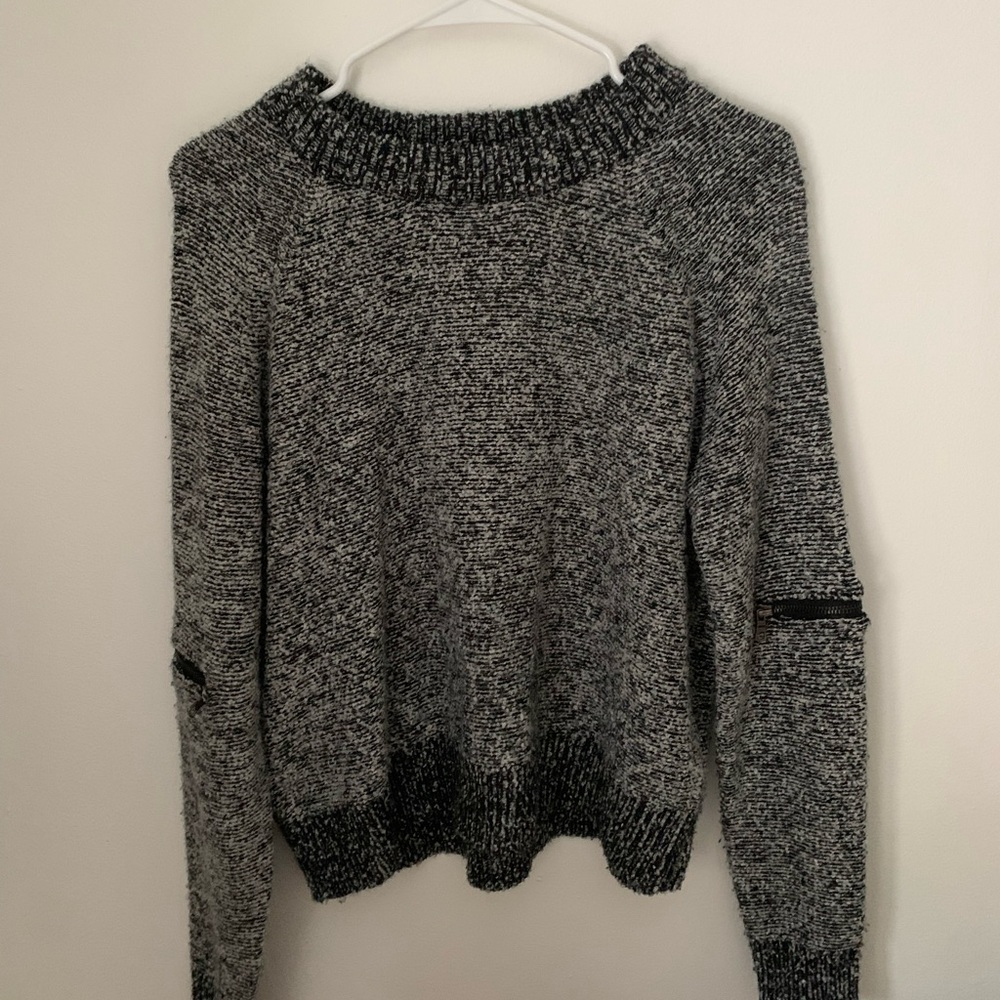 SLIGHTLY CROPPED GREY SWEATER